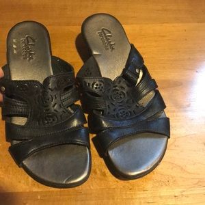 Clark’s Bendables black sandals wedge heel